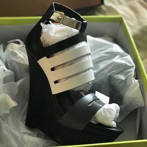 Black & White Wedges